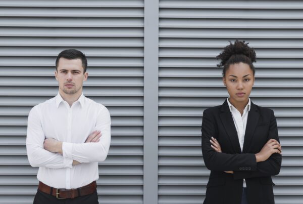 Coppia internazionale in contrasto, simbolo delle difficoltà nelle separazioni e divorzi tra coniugi di diversa nazionalità – guida legale a cura dell’avvocato Fabrizio Tronca, Milano