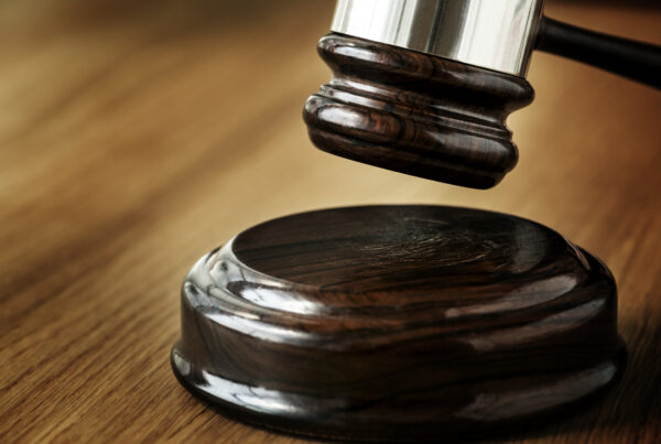 Il martelletto del Giudice del Tribunale in primo piano che trasmette l'idea di una causa tipica della separazione giudiziale