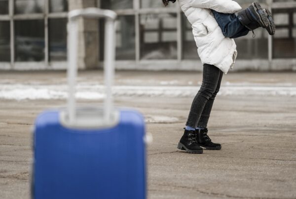 Madre che riabbraccia il figlio dopo un rientro dall’estero, simbolo dei casi di sottrazione internazionale di minore e dei procedimenti seguiti dall’avvocato Fabrizio Tronca.