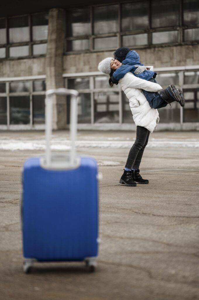 Madre che riabbraccia il figlio dopo un rientro dall’estero, simbolo dei casi di sottrazione internazionale di minore e dei procedimenti seguiti dall’avvocato Fabrizio Tronca.