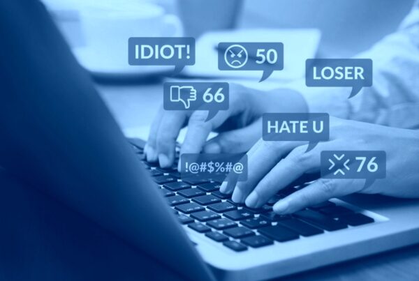 Cyberbullismo online tra minori con messaggi offensivi e contenuti aggressivi sui social network