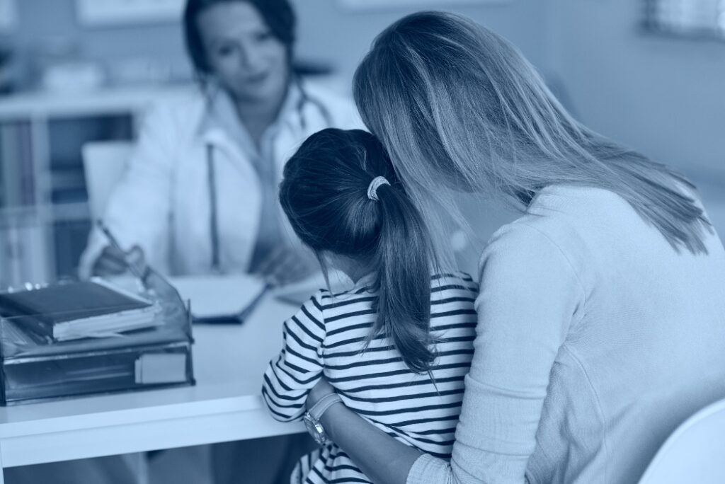 Madre con figlia durante un colloquio medico sulle cure del minore