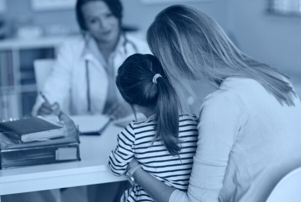 Madre con figlia durante un colloquio medico sulle cure del minore