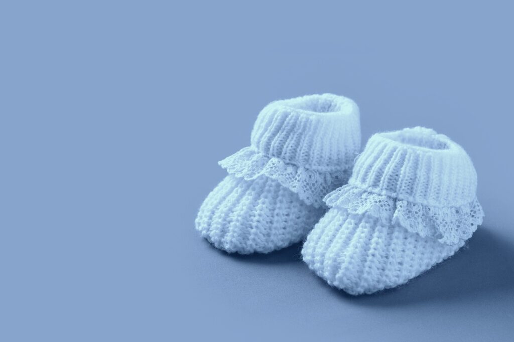Scarpine da neonato utilizzate come immagine simbolica della sopravvenienza di figli e della revoca del testamento in diritto successorio.