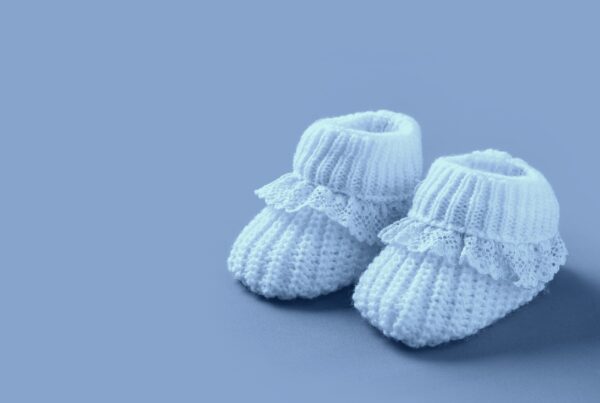 Scarpine da neonato utilizzate come immagine simbolica della sopravvenienza di figli e della revoca del testamento in diritto successorio.