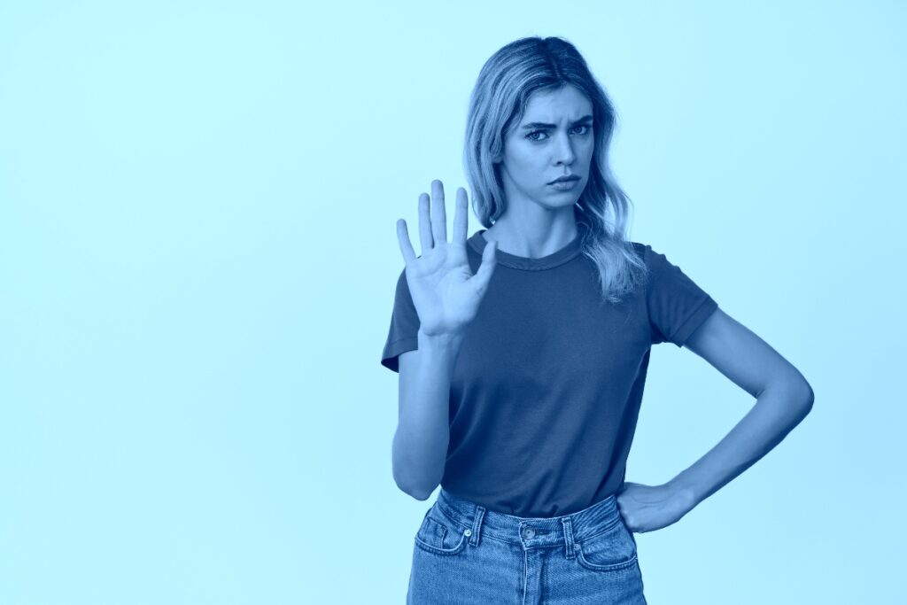 Rinuncia all’eredità: persona che fa segno di rifiuto con la mano