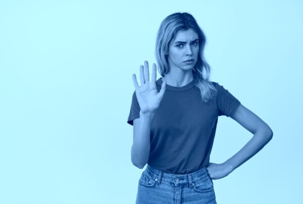 Rinuncia all’eredità: persona che fa segno di rifiuto con la mano