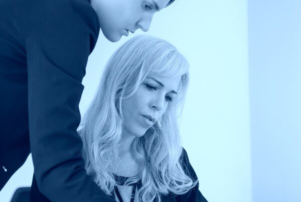 Partner che valutano documenti relativi a successione, testamento e tutela del partner superstite