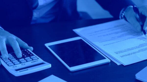 Calcolo della deducibilità fiscale dell'assegno divorzile con documenti, contratto e calcolatrice su una scrivania